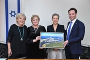 <p>Fotoattēls no kreisās: Mirjama Feirberga Ikara, Netānijas mēre, Nijolė Dirginčiene, Bir&scaron;tonas pa&scaron;valdības mēre, Lina Antanavičiene, Lietuvas vēstniece Izraēlā, &Scaron;ajs &Scaron;nicers, Lietuvas Republikas goda konsuls Izraēlā</p>
